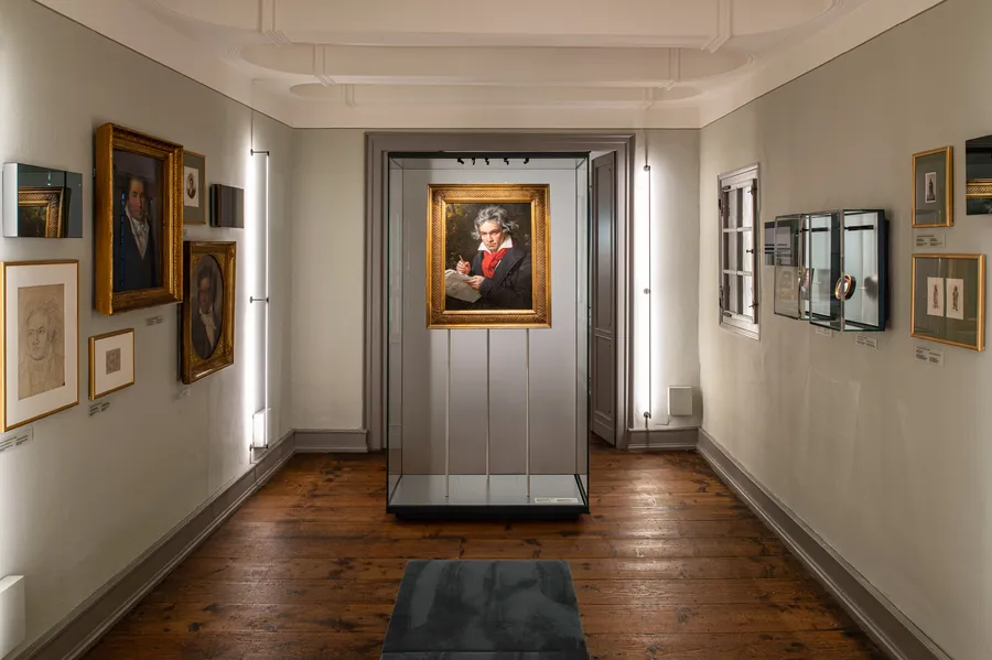 Ansicht eines Museumsraumes mit dem Beethoven-Portrait von Joseph Karl Stieler