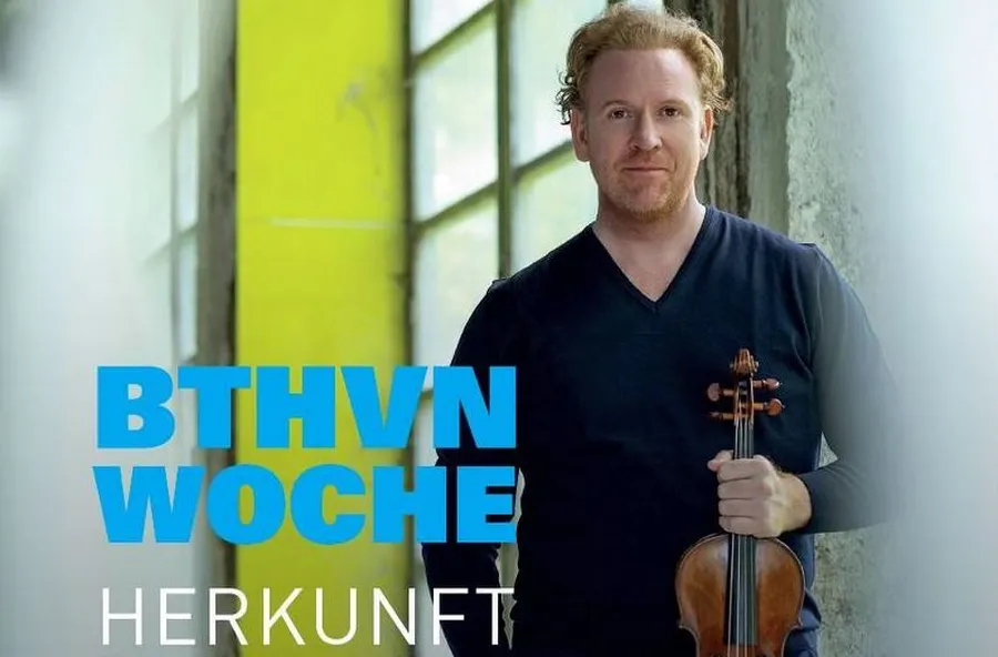 Plakat zur Beethoven-Woche 2025 "Herkunft" mit dem künstlerischen Leiter, Geiger und Präsidenten des Beethoven-Hauses Daniel Hope.