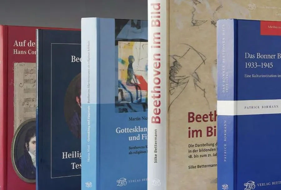 The covers of the books from the Beethoven-Haus publishing house are attractively designed.