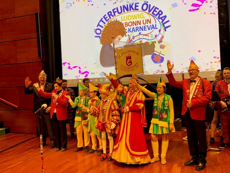 Carnival is also celebrated in the Beethoven-Haus: Prince and Bonna with entourage on the stage of the Chamber Music Hall in front of a screen with the motto: “Sparks of the gods everywhere - Ludwig, Bonn and Carnival”