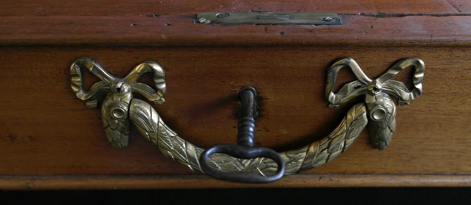 Schubladenschloss mit Schlüssel - Nahaufnahme