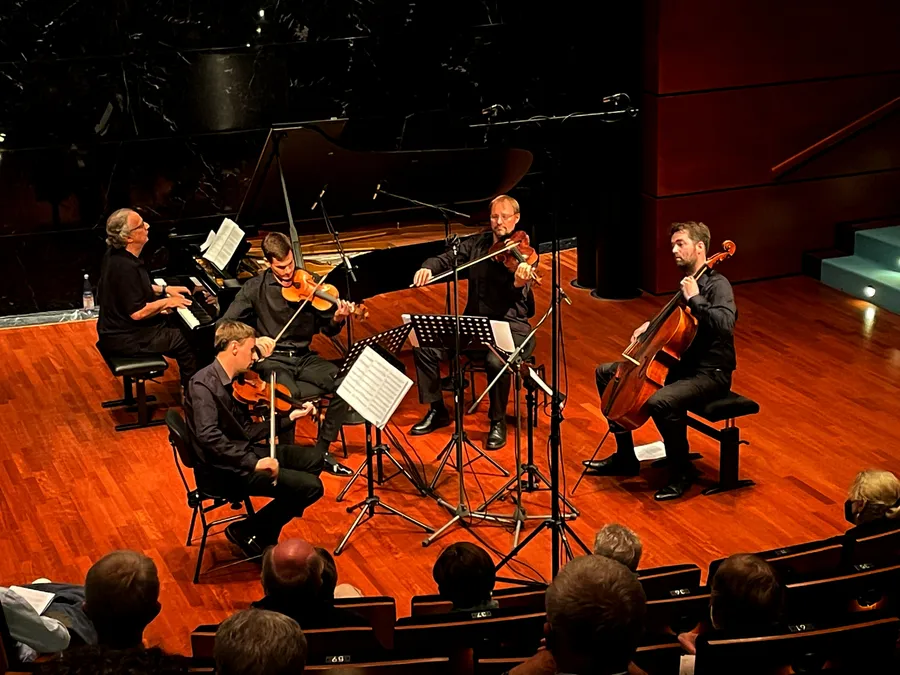 Der Jazz-Pianist Uri Caine am Flügel und ein Streichquartett-Ensemble auf der Bühne des Kammermusiksaals.