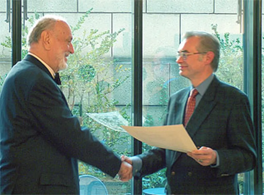 Andreas Eckhardt überreicht Kurt Masur die Urkunde zur Ehrenmitgliedschaft.