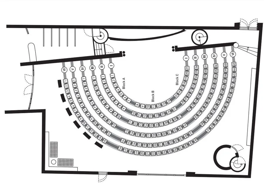 Grundrissplan des Kammermusiksaals mit Bühne, Eingang, Säulen, halbkreisförmigen Stuhlreihen, in der einen Ecke 2 Sofas, in der anderen Ecke ein Turm