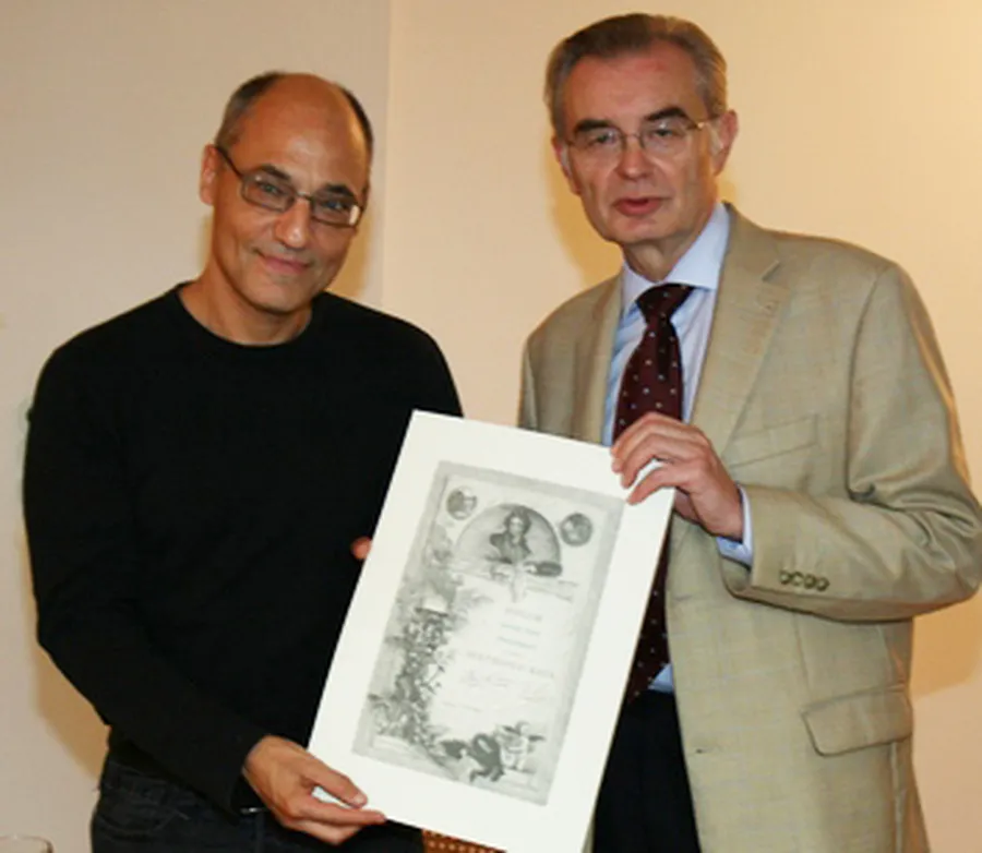 Andreas Eckhardt überreicht Andreas Staier die Urkunde zur Ehrenmitgliedschaft.