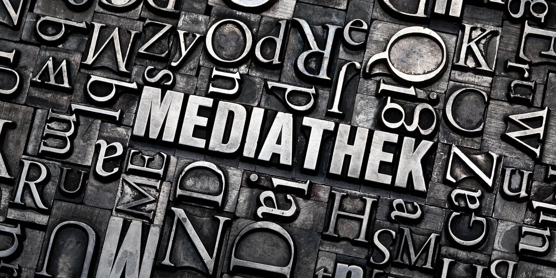 Large and small lead letters (letters) from the typesetting box grouped together around the word “Mediathek”.