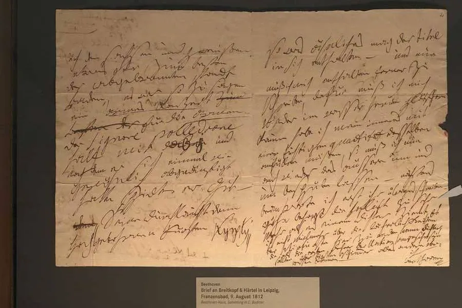 Doppelblatt eines Beethoven-Briefes. Die Handschrift des Komponisten kann nur von Spezialisten gelesen werden.